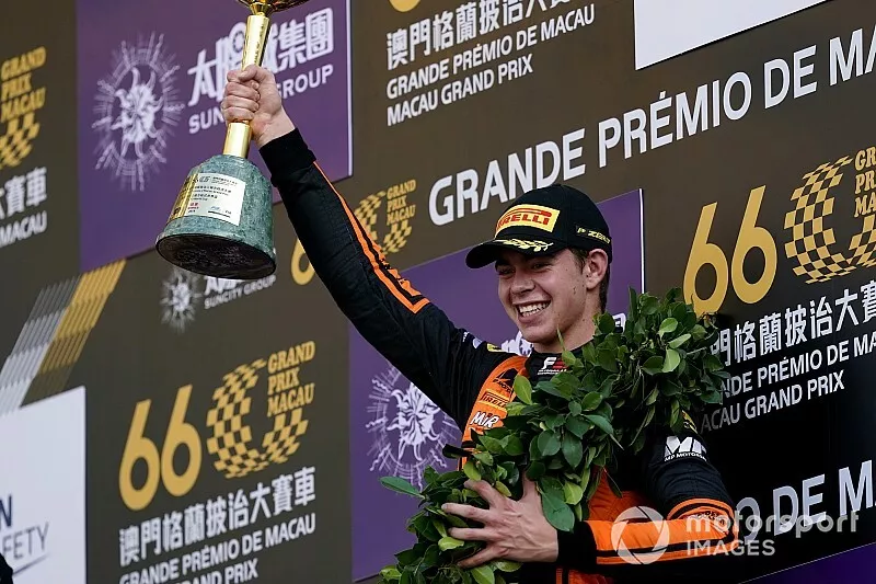 Podium: Racewinnaar Richard Verschoor, MP Motorsport