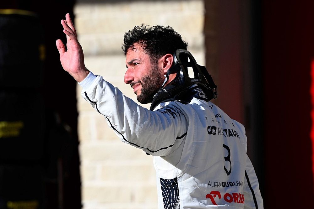 Daniel Ricciardo, Scuderia AlphaTauri, saluda a los aficionados