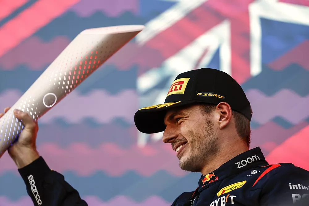 Max Verstappen, Red Bull Racing, 1&ordf; posi&ccedil;&atilde;o, com o trof&eacute;u de vencedor