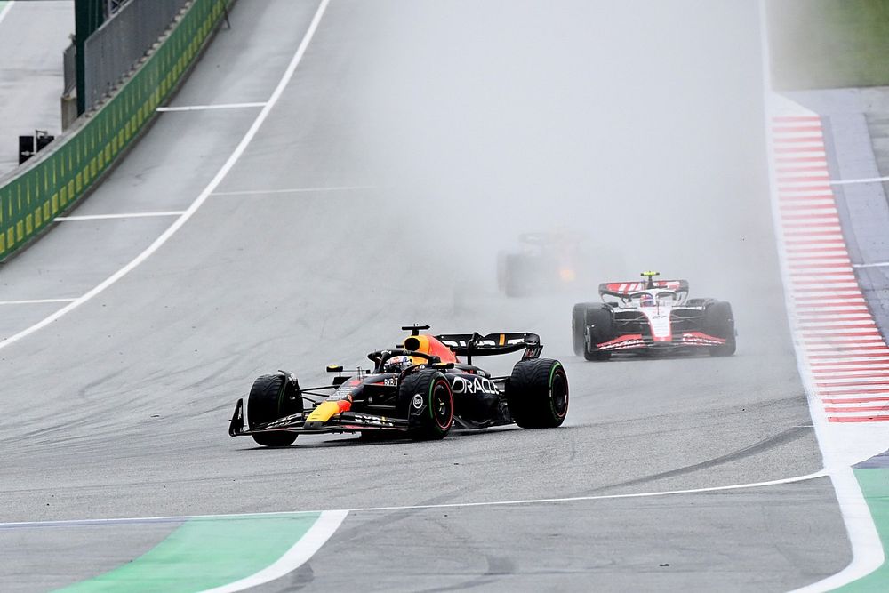 Max Verstappen, Red Bull Racing RB19, Nico Hulkenberg, Haas VF-23