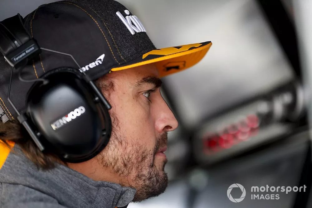 Fernando Alonso sur le muret des stands