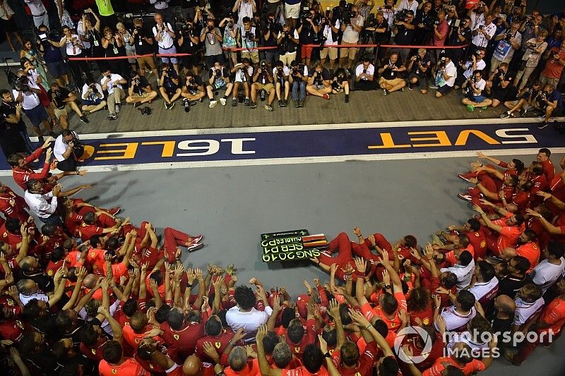 Sebastian Vettel, Ferrari, 1&ordf; posici&oacute;n, Charles Leclerc, Ferrari, 2&ordf; posici&oacute;n, y el equipo Ferrari celebran la victoria.