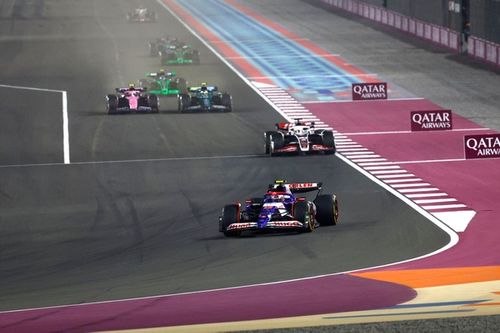 La divertida confusi&oacute;n de Tsunoda con un mensaje de radio en Qatar