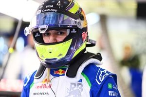 Udany „pierwszy dzień w szkole” Hadjara