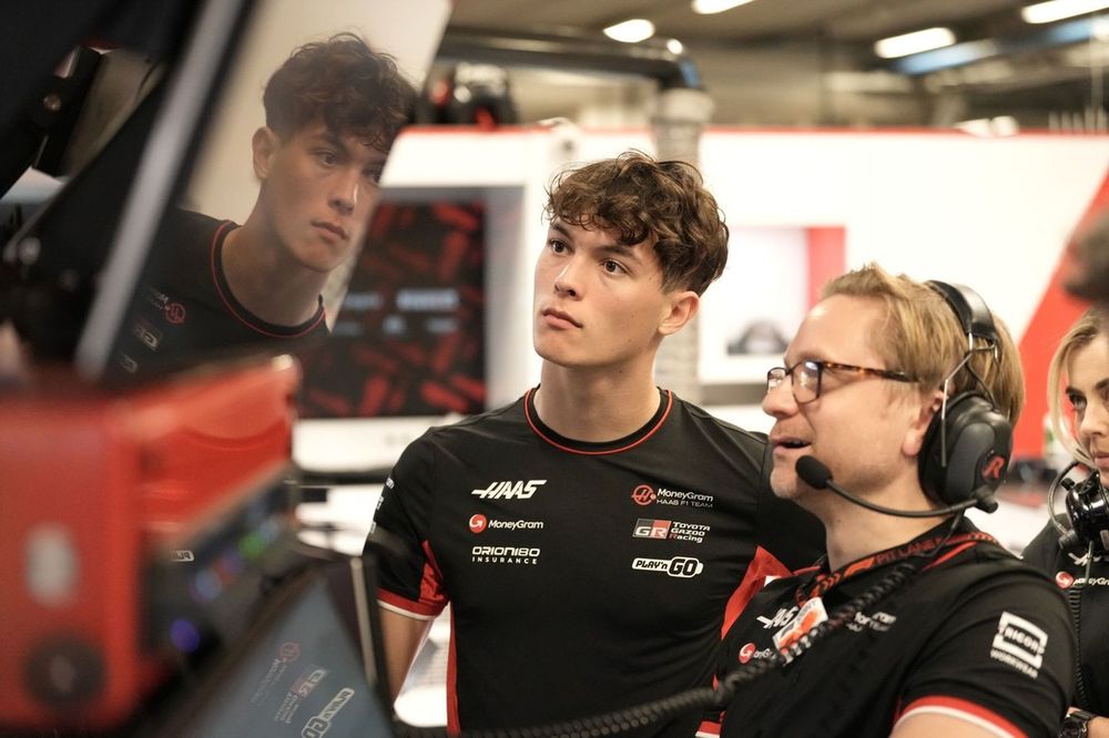 Oliver Bearman, Haas F1 Team, con su ingeniero