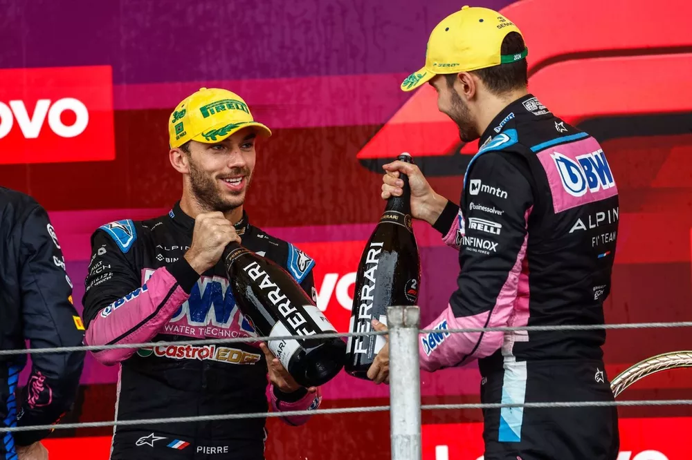 Max Verstappen, Red Bull Racing, vainqueur, Pierre Gasly, Alpine F1 Team, troisi&egrave;me, Esteban Ocon, Alpine F1 Team, deuxi&egrave;me, sur le podium