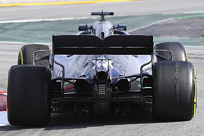 Quanti esperimenti Mercedes: la W10 simula le ruote sterzanti posteriori