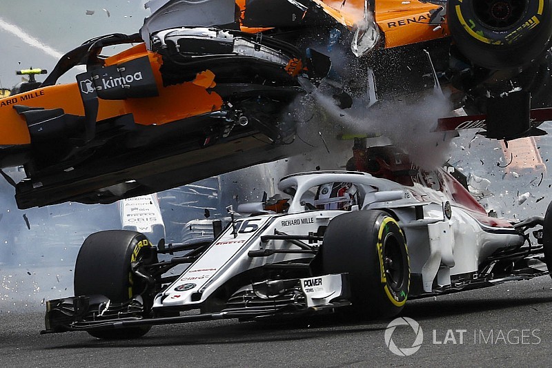 Verstappen vindt lof voor halo overdreven: “Ze doen er te dramatisch over”