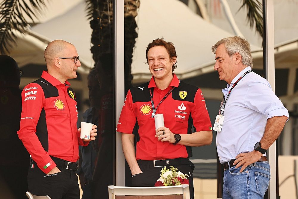 Rupert Manwaring chiacchiera con Carlos Sainz