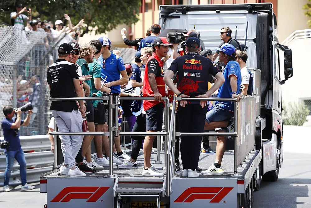 Carlos Sainz, Ferrari, discute avec Max Verstappen, Red Bull Racing, lors de la parade des pilotes