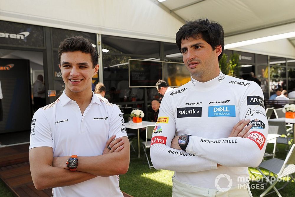 Lando Norris, McLaren, adn Carlos Sainz Jr., McLaren 