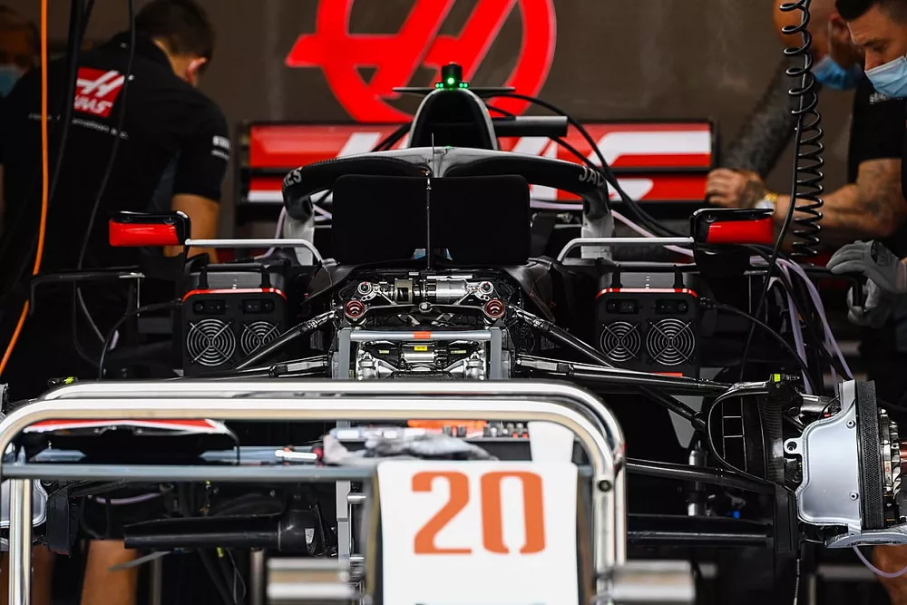 Los mec&aacute;nicos de Haas trabajan en el garaje del equipo