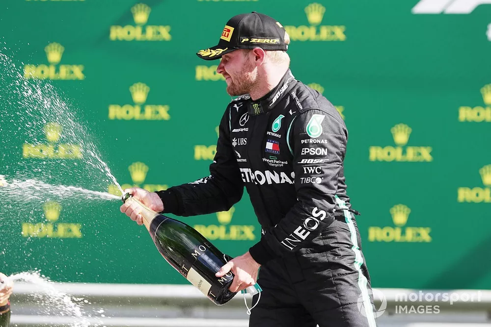Valtteri Bottas, Mercedes-AMG Petronas F1, festeggia con lo champagne sul podio