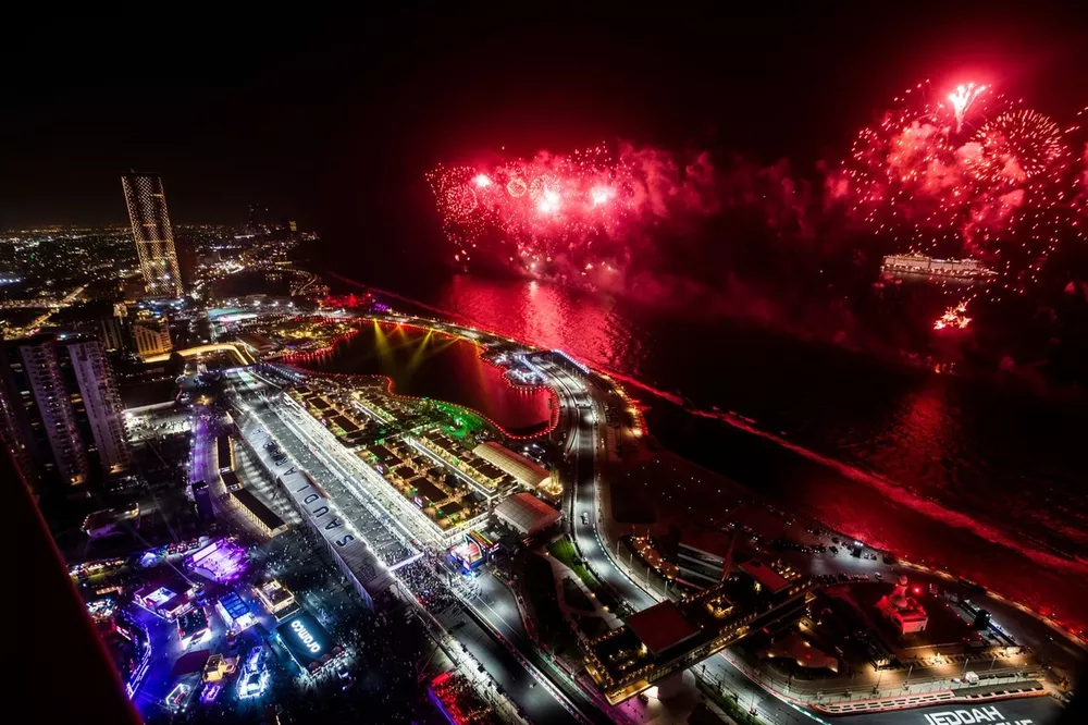 Los fuegos artificiales iluminan el circuito al final de la carrera