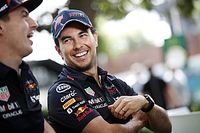 Marko revela por qué Sergio Pérez se acercó a Verstappen