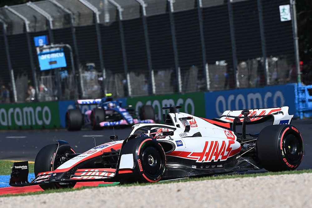 Kevin Magnussen, Haas VF-22, Esteban Ocon, Alpine A522