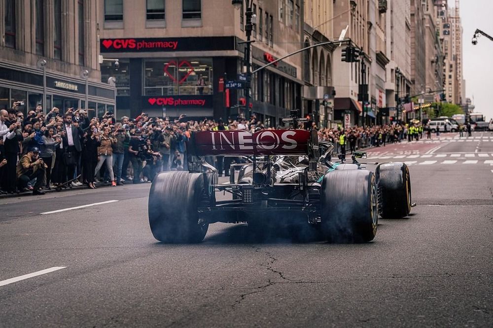 Lewis Hamilton acelera el Mercedes W12 de F1 en la Quinta Avenida de Nueva York