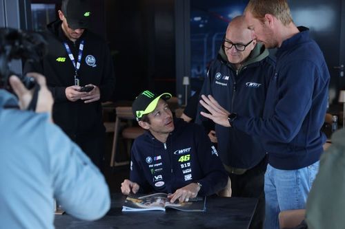 Le Mans: Sessão de autógrafos tumultuada com Rossi gera preocupação de organização