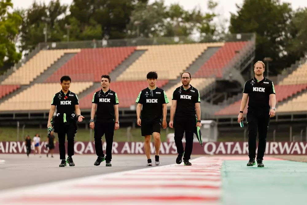 Zhou Guanyu, Stake F1 Team Kick Sauber