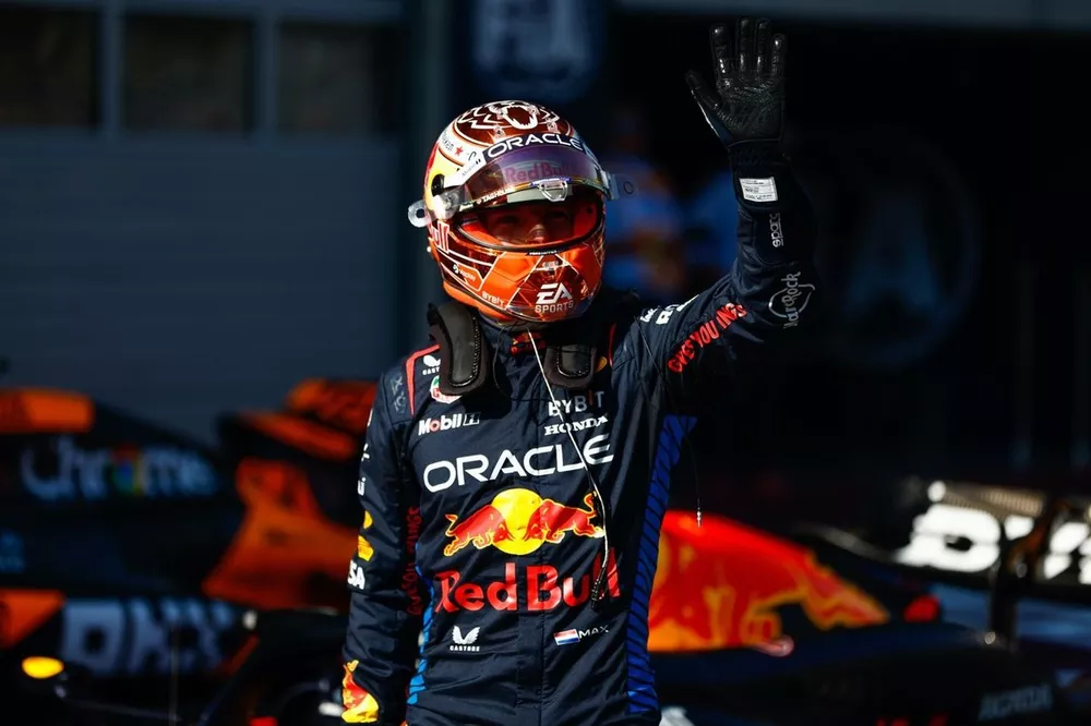 Sprint pole winnaar Max Verstappen, Red Bull Racing, viert feest in Parc Ferme