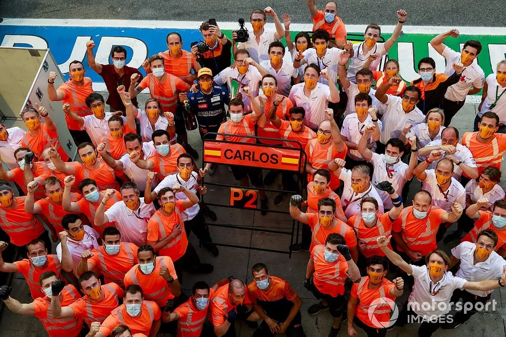 Carlos Sainz Jr., McLaren, 2&ordm; puesto, Andreas Seidl, director del equipo McLaren, y el equipo McLaren celebran despu&eacute;s de la carrera