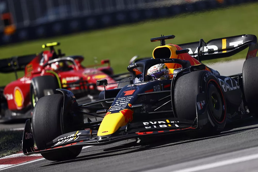Max Verstappen, Red Bull Racing RB18, Carlos Sainz, Ferrari F1-75