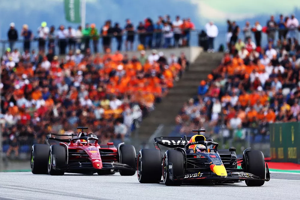 Max Verstappen, Red Bull Racing RB18, Charles Leclerc, Ferrari F1-75 al inicio