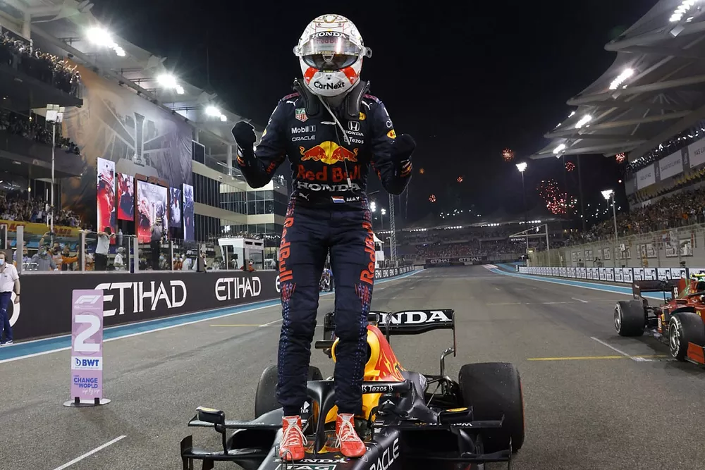 Max Verstappen, Red Bull Racing, 1a posizione, festeggia all'arrivo nel Parc Ferme
