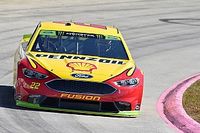 Joey Logano supera a Truex y triunfa en Martinsville