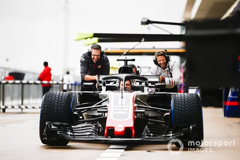 Romain Grosjean, Haas F1 Team, duwt zijn wagen tijdens de oefenpitstops