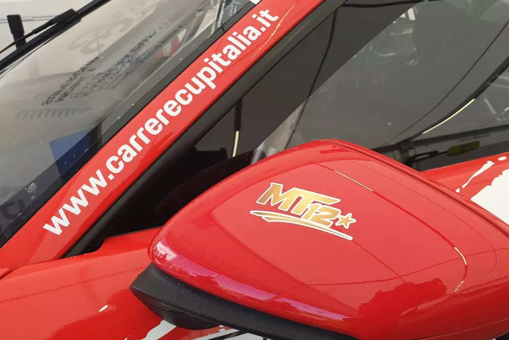 Il logo con il quale la Carrera Cup Italia ricorda Mathias Tonti sulle 911 GT3 Cup