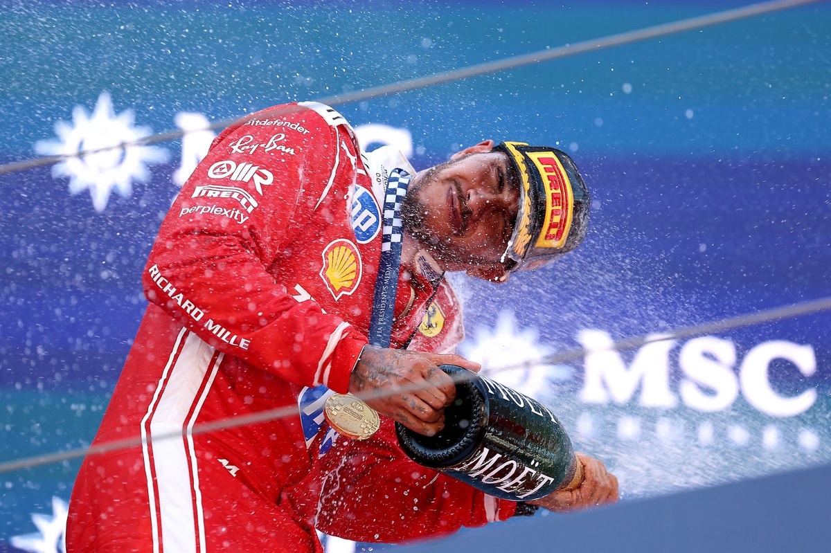 Hamilton celebra su primera victoria con Ferrari en Barcelona y Antonelli sufre abandono