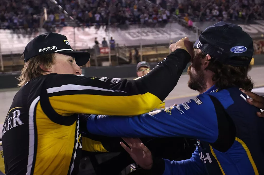 Carson Hocevar y Ryan Blaney pelea