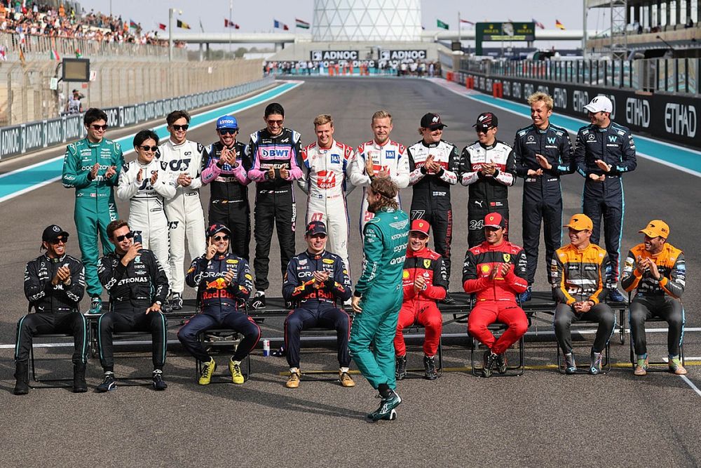 Antes de su última carrera, Sebastian Vettel, Aston Martin, saluda a sus compañeros. Fila posterior, de izquierda a derecha: Lance Stroll, Aston Martin, Yuki Tsunoda, Scuderia AlphaTauri, Pierre Gasly, Scuderia AlphaTauri, Fernando Alonso, Alpine F1 Team, Esteban Ocon, Alpine F1 T