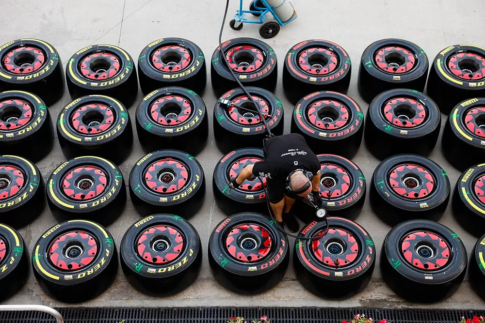 Un miembro del equipo Sauber trabaja con neumáticos Pirelli