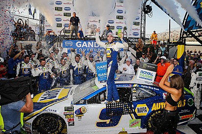 Chase Elliott obtiene su primera victoria en óvalo de forma dramática
