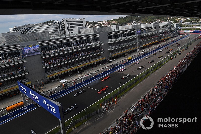 Hamilton: meg kellene fordítani a menetirányt Szocsiban