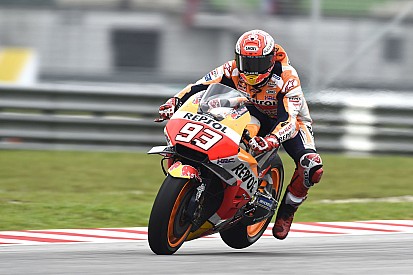 Valentino ci crede, ma cade a 4 giri dalla fine e in Malesia vince ancora Marquez