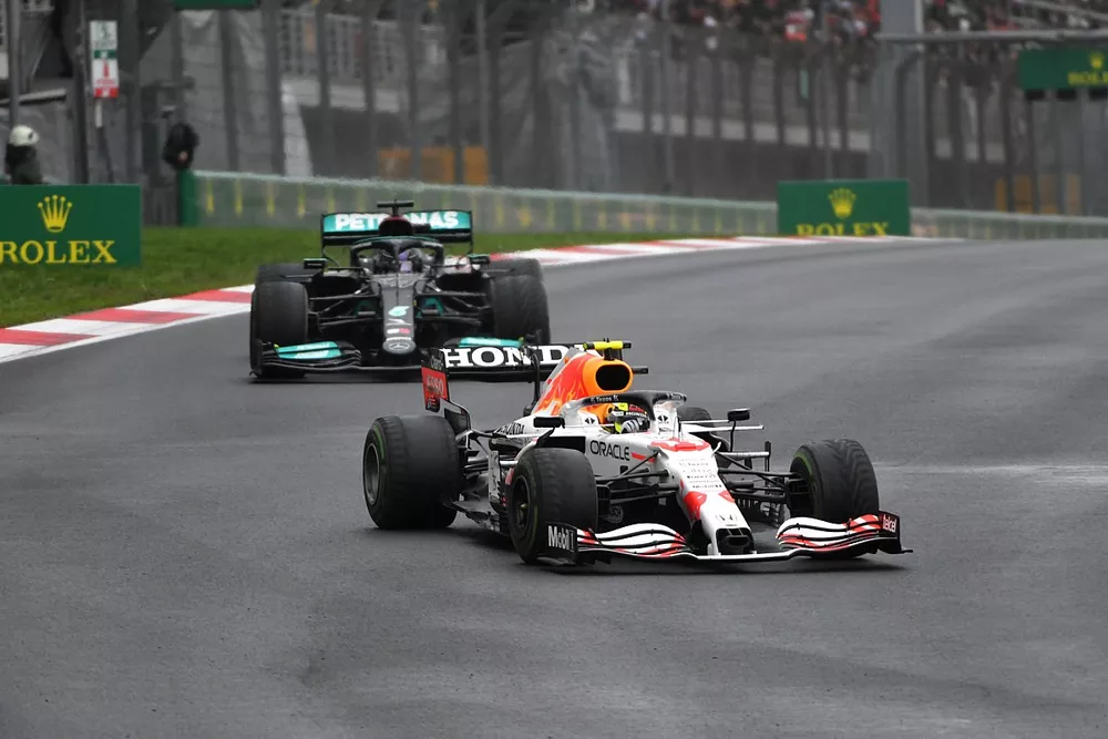 Sergio Perez, Red Bull Racing RB16B, Lewis Hamilton, Mercedes W12