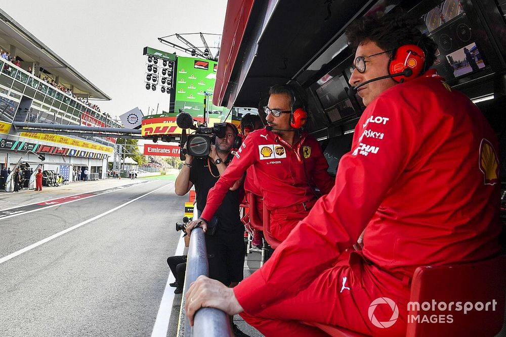 Laurent Mekies, director deportivo de Ferrari, y Mattia Binotto, director del equipo Ferrari, en la pared del foso de Ferrari.