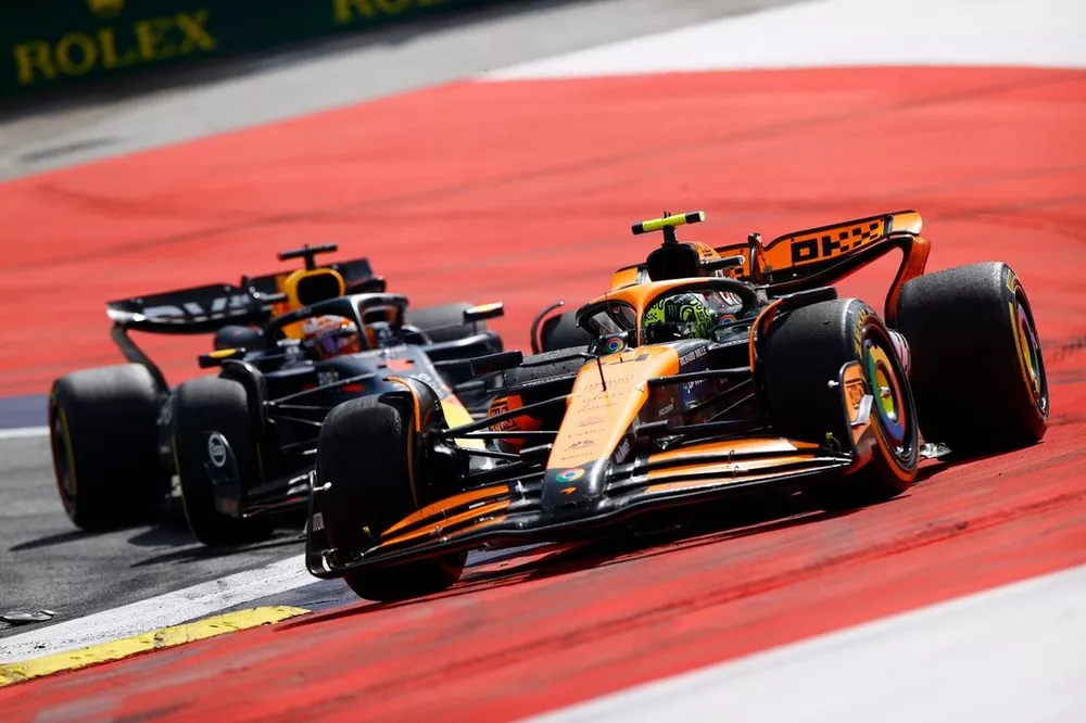 Max Verstappen, Red Bull Racing RB20, Lando Norris, McLaren MCL38, à la lutte pour la tête de la course