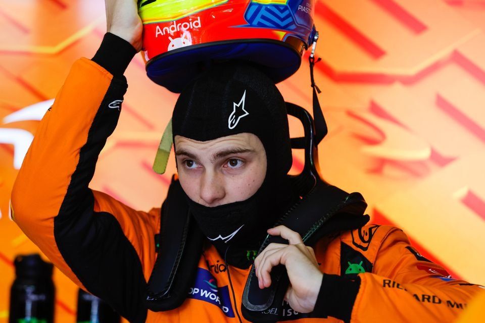 Oscar Piastri, McLaren F1 Team, se pone el casco en el garaje