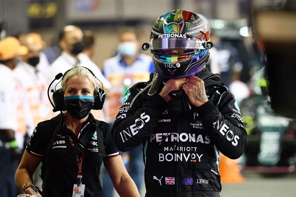 Lewis Hamilton, Mercedes, deuxi&egrave;me, arrive dans le Parc Ferm&eacute;