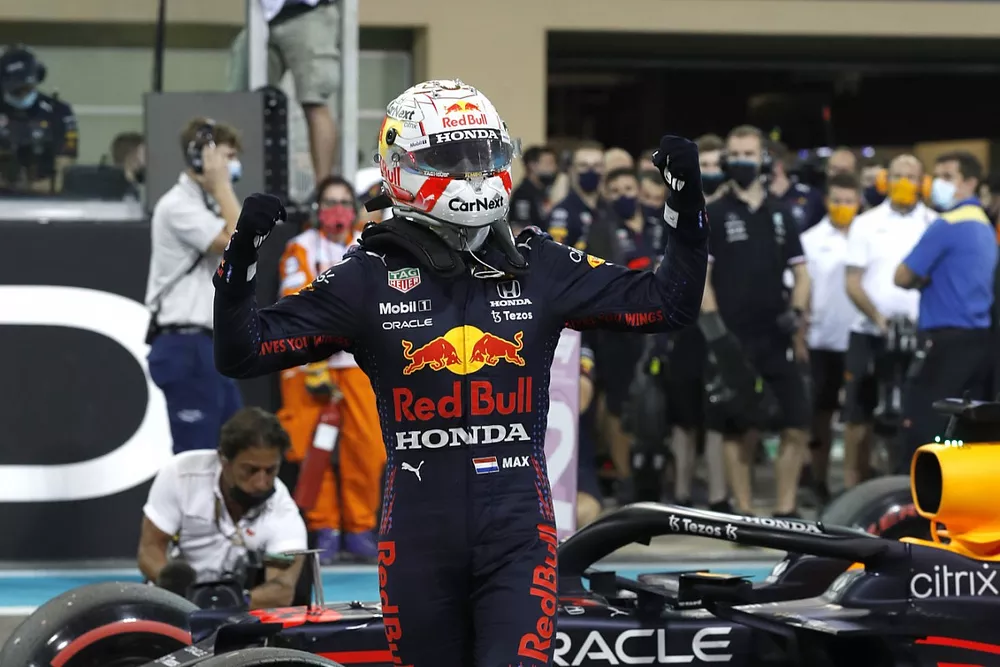 Max Verstappen, Red Bull Racing, arriva sulla griglia dopo aver ottenuto la pole
