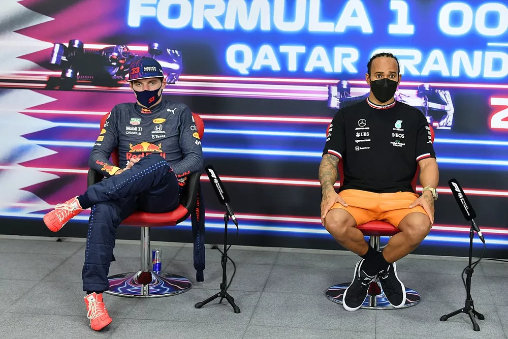 Max Verstappen, Red Bull Racing, segunda posici&oacute;n y Lewis Hamilton, Mercedes, primera posici&oacute;n, en rueda de prensa