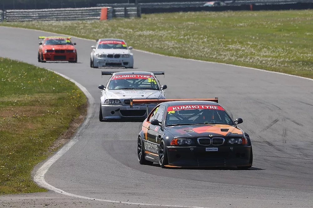 Jason West (76) won the second BMW race ahead of James Card (32)