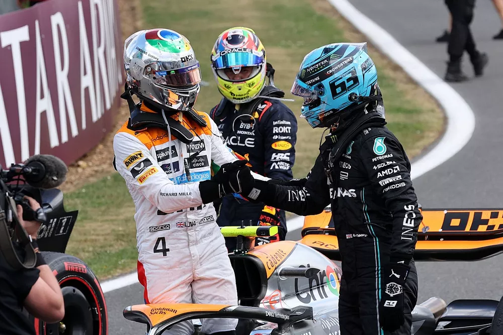 George Russell, Mercedes-AMG, félicite Lando Norris, McLaren, deuxième, dans le parc fermé