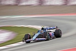 VIDEO: Geïrriteerde Verstappen wordt opgehouden door Gasly in Q1