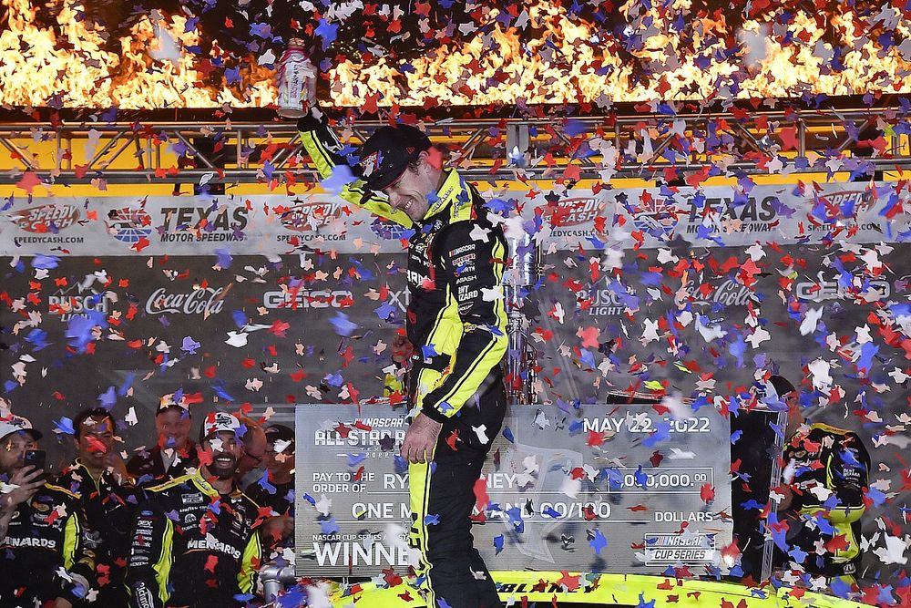 Ganador de la carrera Ryan Blaney, Equipo Penske, Ford Mustang