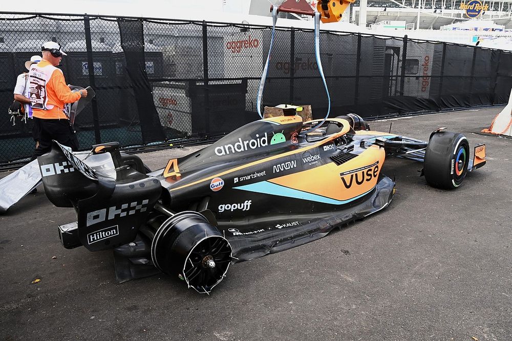 El coche dañado de Lando Norris, McLaren MCL36, tras su accidente